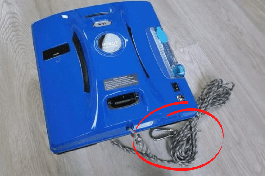 Hobot 298 mit einem Seil mit Karabinerhaken in der Nahaufnahme. 